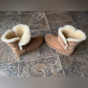 UGG Bailey Button Pull On Boots- Chestnut Tan, Big Kid’s Size 6