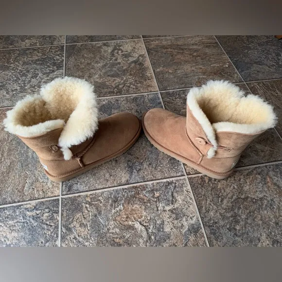 UGG Bailey Button Pull On Boots- Chestnut Tan, Big Kid’s Size 6