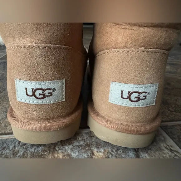 UGG Bailey Button Pull On Boots- Chestnut Tan, Big Kid’s Size 6