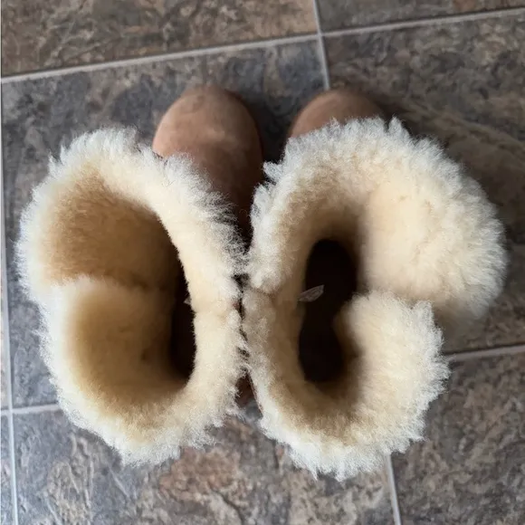 UGG Bailey Button Pull On Boots- Chestnut Tan, Big Kid’s Size 6