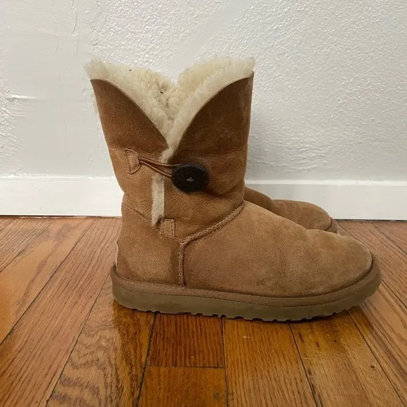UGG Bailey Button Short Camel Boots Size 5