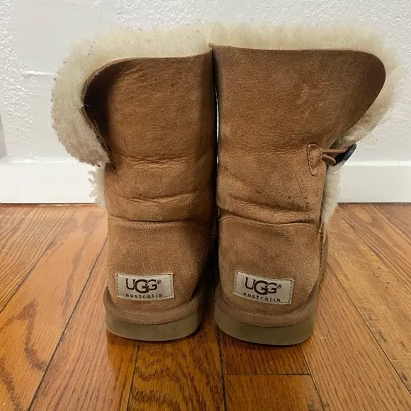 UGG Bailey Button Short Camel Boots Size 5