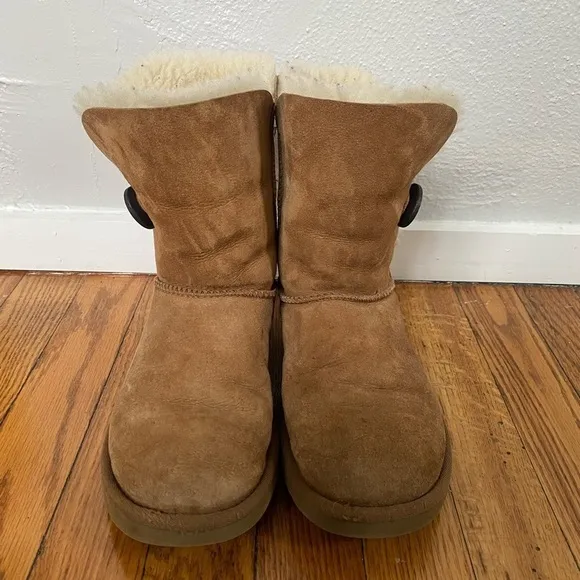 UGG Bailey Button Short Camel Boots Size 5