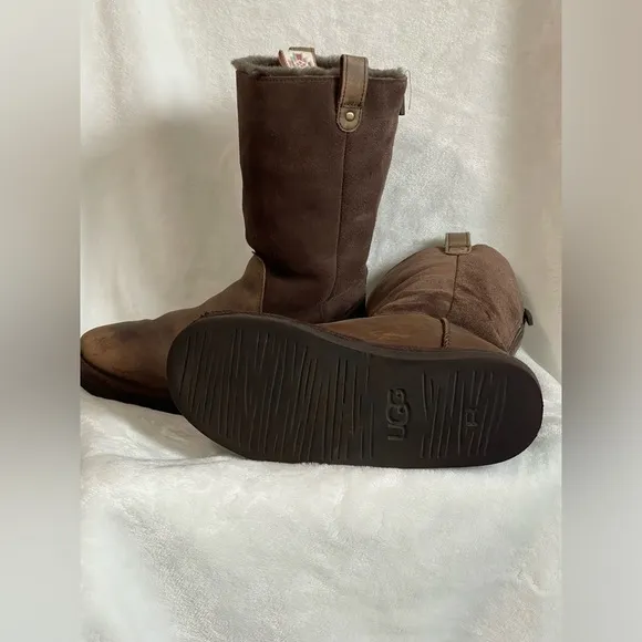 Ugg boots size 5 zip up back brown