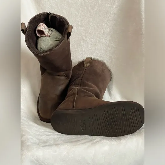 Ugg boots size 5 zip up back brown