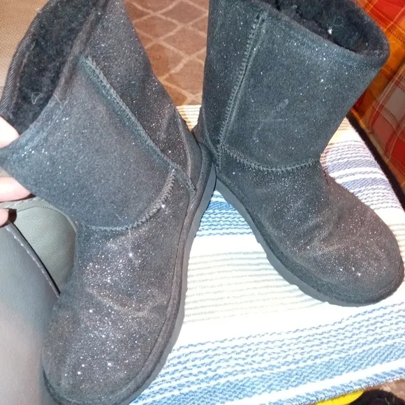 UGG CLASSIC II SHORT BLACK GLITTER GIRLS 4 FAUX FUR LINED PULL ON WINTER BOOTS