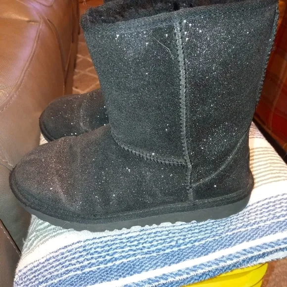 UGG CLASSIC II SHORT BLACK GLITTER GIRLS 4 FAUX FUR LINED PULL ON WINTER BOOTS