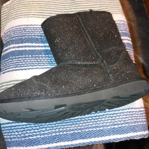 UGG CLASSIC II SHORT BLACK GLITTER GIRLS 4 FAUX FUR LINED PULL ON WINTER BOOTS