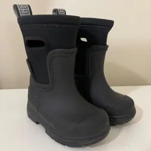 UGG Droplet Mid Rain Boots Kids Size 6 Black Waterproof Pull On 1143783T