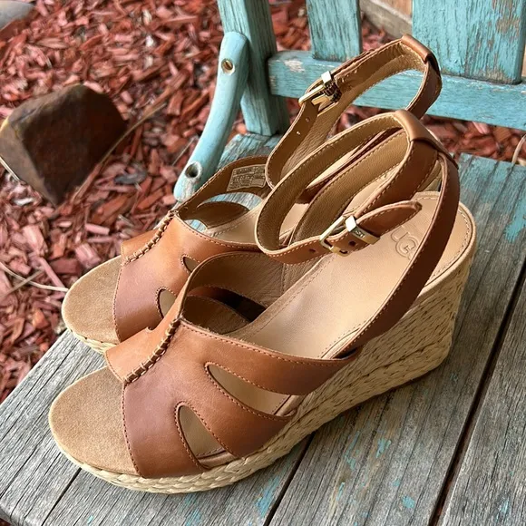 UGG Ladies 10 Chestnut Careena Leather Wedge Sandals 👡