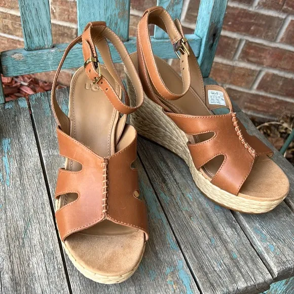 UGG Ladies 10 Chestnut Careena Leather Wedge Sandals 👡