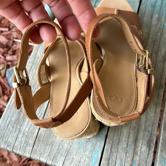 UGG Ladies 10 Chestnut Careena Leather Wedge Sandals 👡