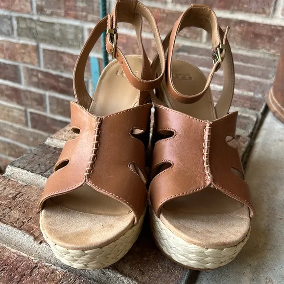UGG Ladies 10 Chestnut Careena Leather Wedge Sandals 👡