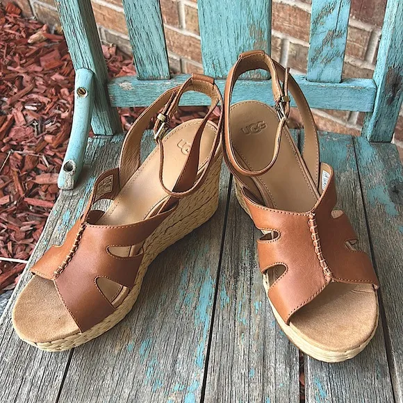 UGG Ladies 10 Chestnut Careena Leather Wedge Sandals 👡