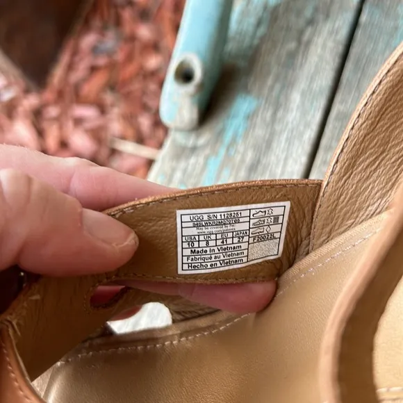 UGG Ladies 10 Chestnut Careena Leather Wedge Sandals 👡