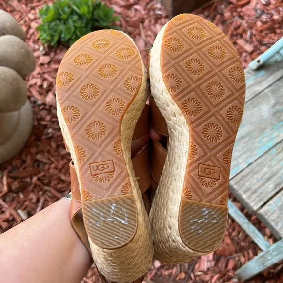 UGG Ladies 10 Chestnut Careena Leather Wedge Sandals 👡