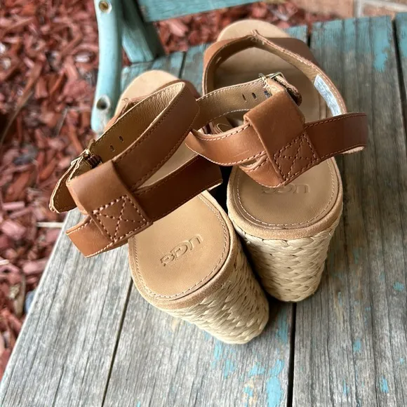 UGG Ladies 10 Chestnut Careena Leather Wedge Sandals 👡