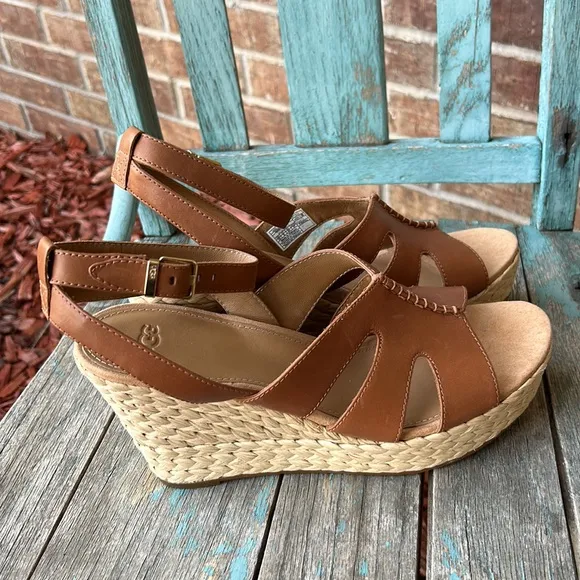 UGG Ladies 10 Chestnut Careena Leather Wedge Sandals 👡