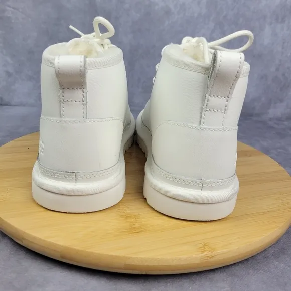 UGG Men’s Neumel Chopd White Leather Chukka Boots size 9