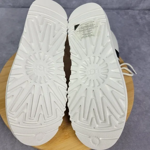 UGG Men’s Neumel Chopd White Leather Chukka Boots size 9