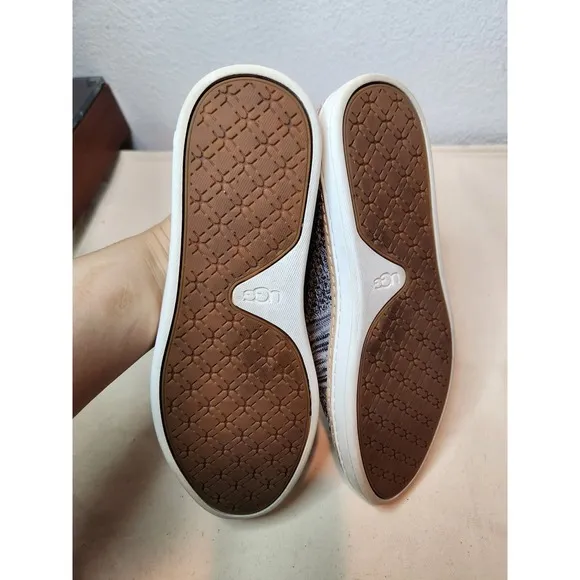 UGG Sammy Slip-On Knit Shoes Gray Beige Size 7.5  Flats Comfort Casual