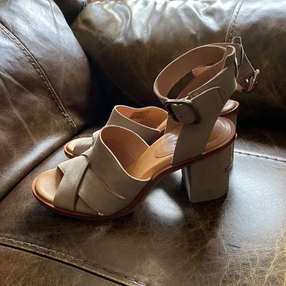 Ugg tan suede 8 heeled sandals