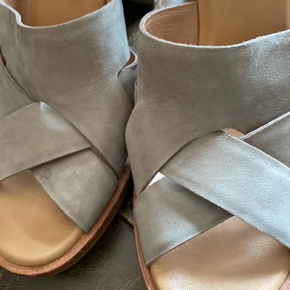 Ugg tan suede 8 heeled sandals