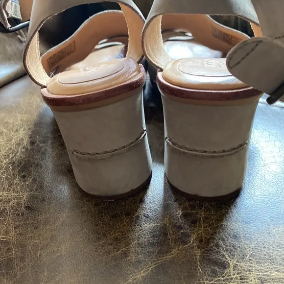 Ugg tan suede 8 heeled sandals