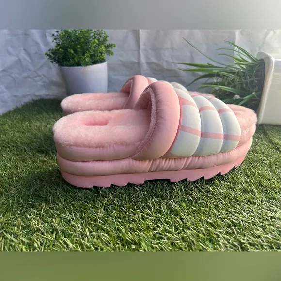 UGG Women's Maxi Slide Logo Sandal  Slide Pink Scallop Size 8 Brand new