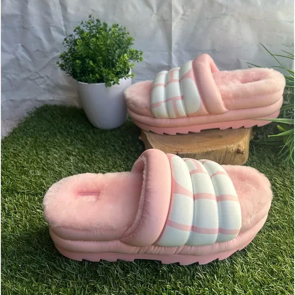 UGG Women's Maxi Slide Logo Sandal  Slide Pink Scallop Size 8 Brand new