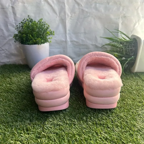 UGG Women's Maxi Slide Logo Sandal  Slide Pink Scallop Size 8 Brand new