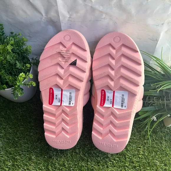 UGG Women's Maxi Slide Logo Sandal  Slide Pink Scallop Size 8 Brand new