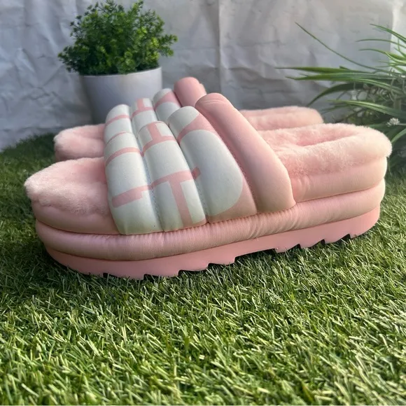 UGG Women's Maxi Slide Logo Sandal  Slide Pink Scallop Size 8 Brand new