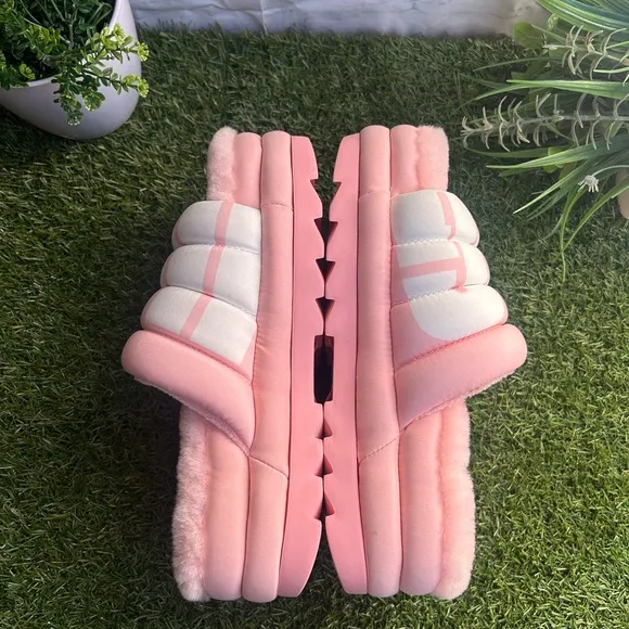 UGG Women's Maxi Slide Logo Sandal  Slide Pink Scallop Size 8 Brand new