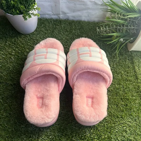 UGG Women's Maxi Slide Logo Sandal  Slide Pink Scallop Size 8 Brand new