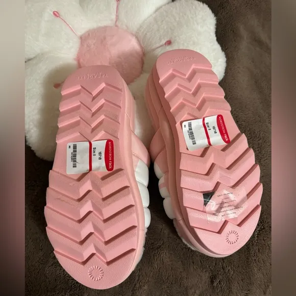 UGG Women's Maxi Slide Logo Sandal  Slide Pink Scallop Size 8 Brand new