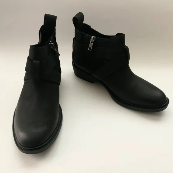 UGG Wylma Black Oiled Leather Moto Booties 1113422 Buckle Western Ankle Boots 7
