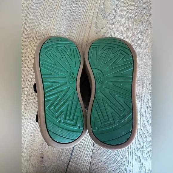 Uggs kids boots size 9 lot