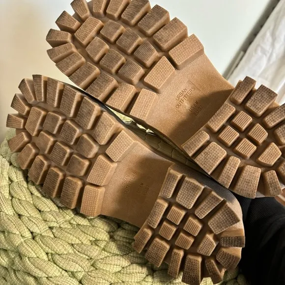 Urban Outfitters Boca Lugged Ivory Croc Embossed Patent Platform Y2K Loafers