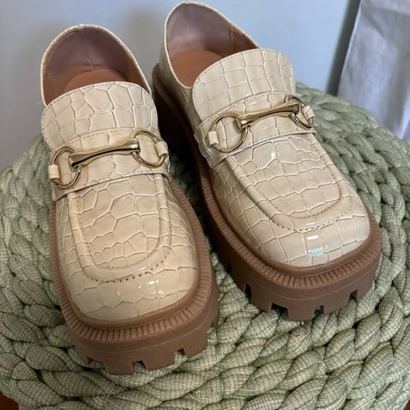 Urban Outfitters Boca Lugged Ivory Croc Embossed Patent Platform Y2K Loafers