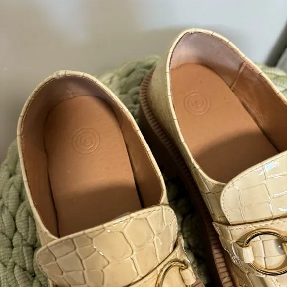Urban Outfitters Boca Lugged Ivory Croc Embossed Patent Platform Y2K Loafers