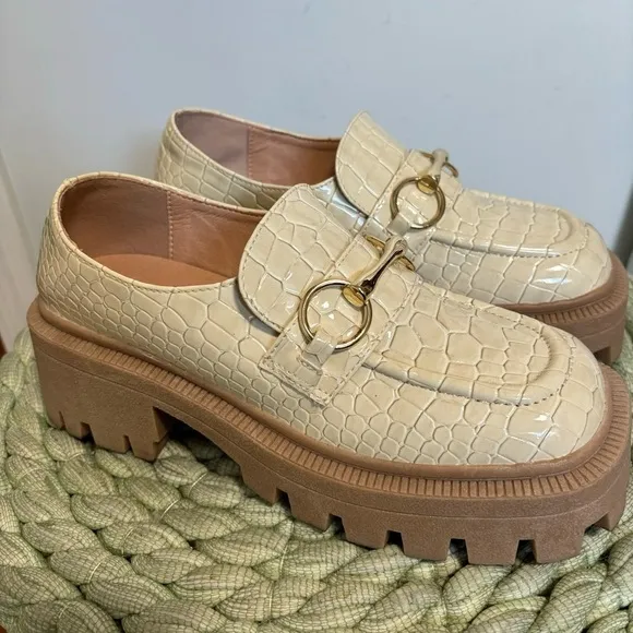Urban Outfitters Boca Lugged Ivory Croc Embossed Patent Platform Y2K Loafers