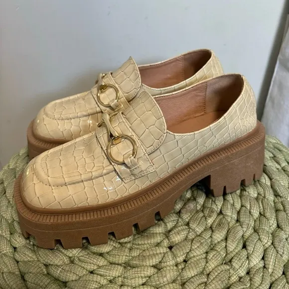 Urban Outfitters Boca Lugged Ivory Croc Embossed Patent Platform Y2K Loafers
