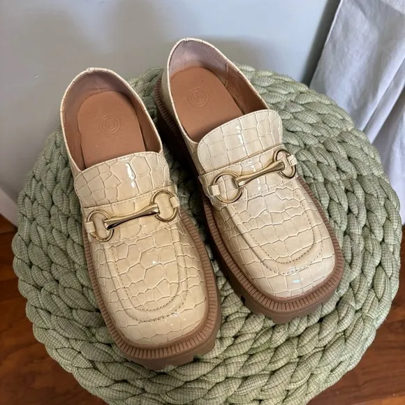 Urban Outfitters Boca Lugged Ivory Croc Embossed Patent Platform Y2K Loafers