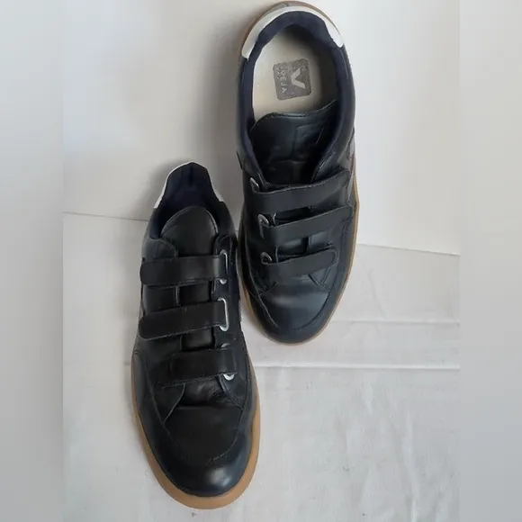 Veja Men’s Black Recife Logo Sneakers Gum Sole Size 8