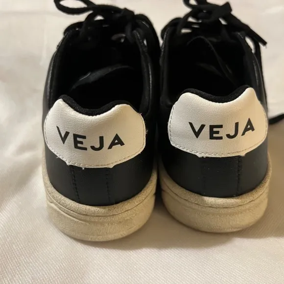 Veja women’s sneakers size 7 black and white classic Veja Campo Leather Sneakers
