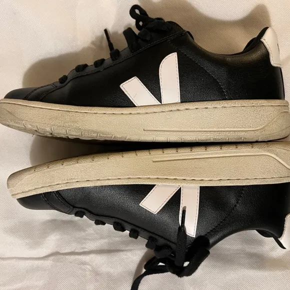 Veja women’s sneakers size 7 black and white classic Veja Campo Leather Sneakers