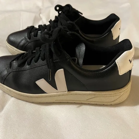 Veja women’s sneakers size 7 black and white classic Veja Campo Leather Sneakers