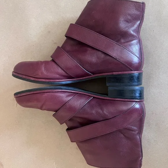 Via Spiga Maroon GenuineLeather Double Buckled Pleated Ankle Boot Women’s US 6M