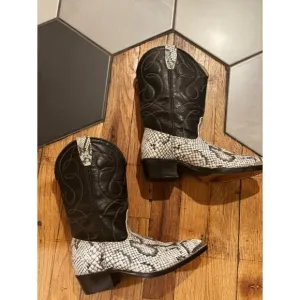 Vintage Black &amp; White Faux Leather snakeskin cowboy cowgirl boots metal toe 3.5Y